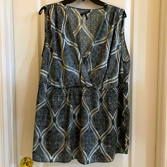 Daisy Fuentes Tops - 2X sleeveless paisley tunic